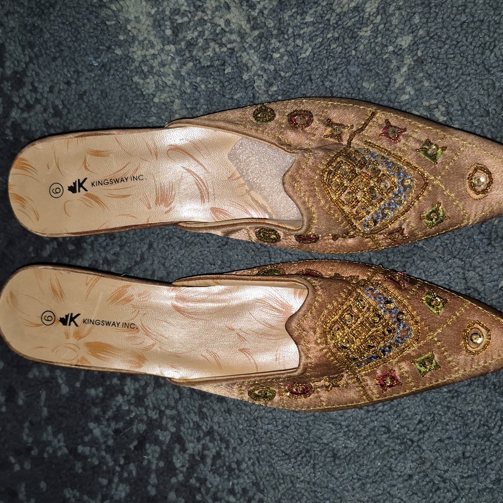 NEW KINGSWAY INC Women's Embellished Gold Mules Size 9
